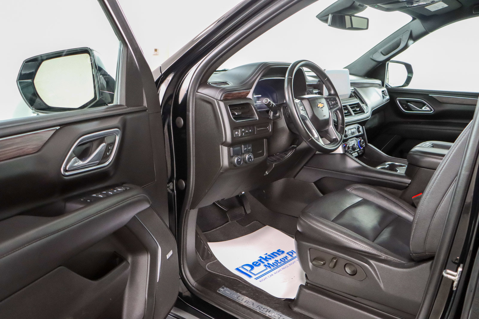 Used 2023 Chevrolet Suburban LT image 3