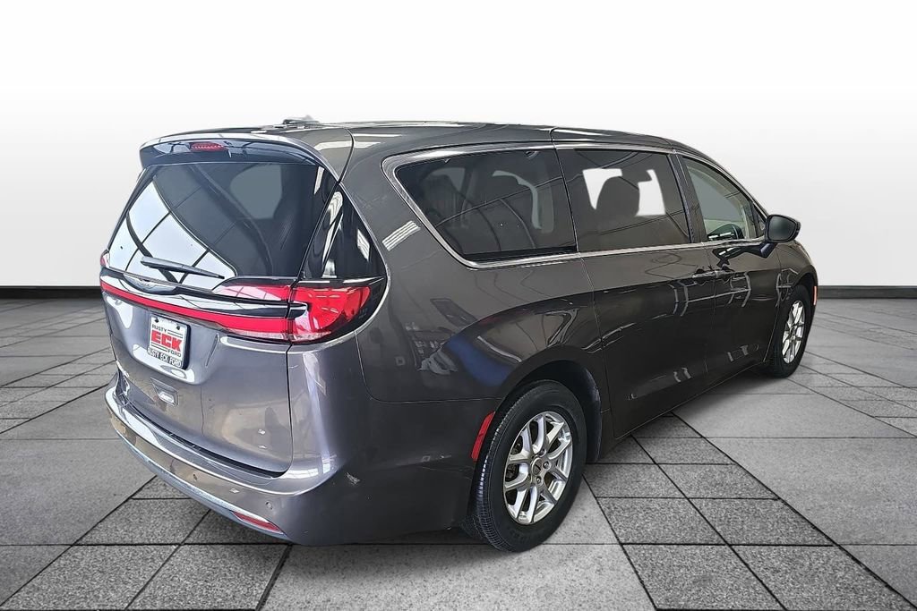 Used 2023 Chrysler Pacifica Touring-L FWD image 5