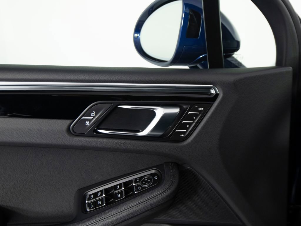 Certified 2025 Porsche Macan image 19
