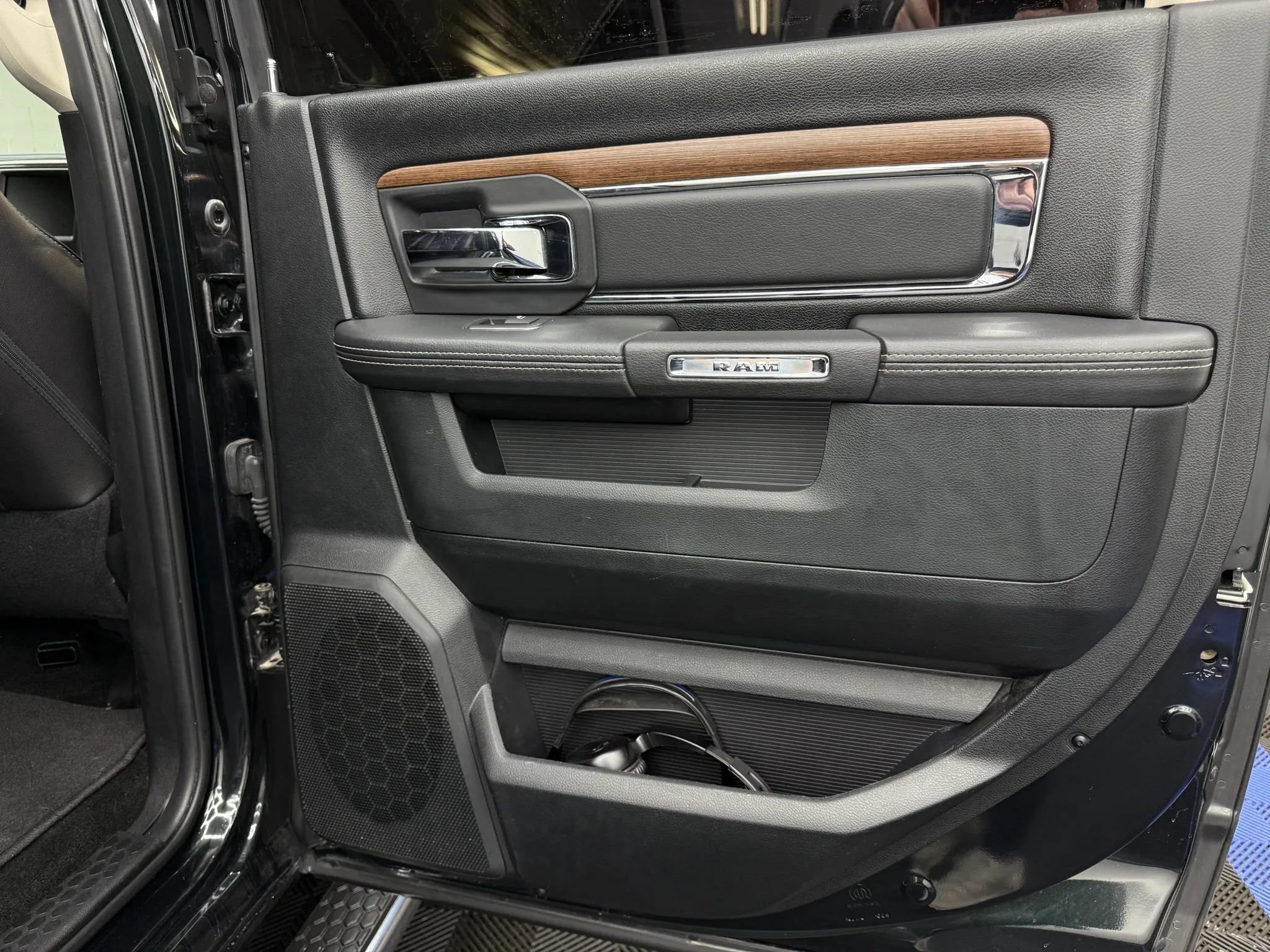 Used 2016 RAM 1500 Laramie w/ Convenience Group AWD/4WD image 8