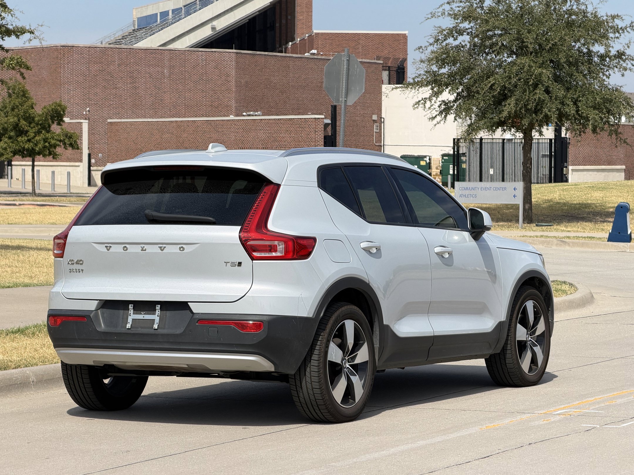 Used 2020 Volvo XC40 T5 Momentum w/ Protection Package Premier AWD/4WD image 4