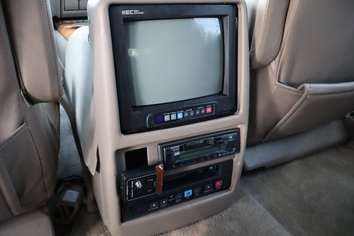 Used 1999 GMC Suburban 4WD w/ Convenience Group image 30