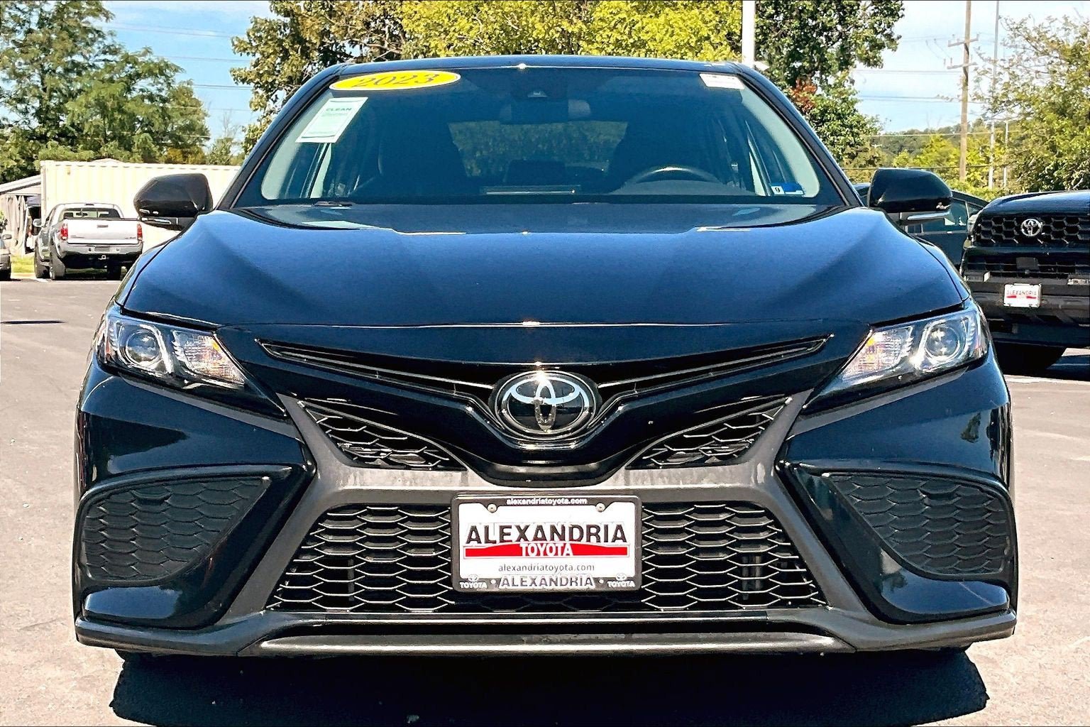 Used 2023 Toyota Camry SE FWD image 3