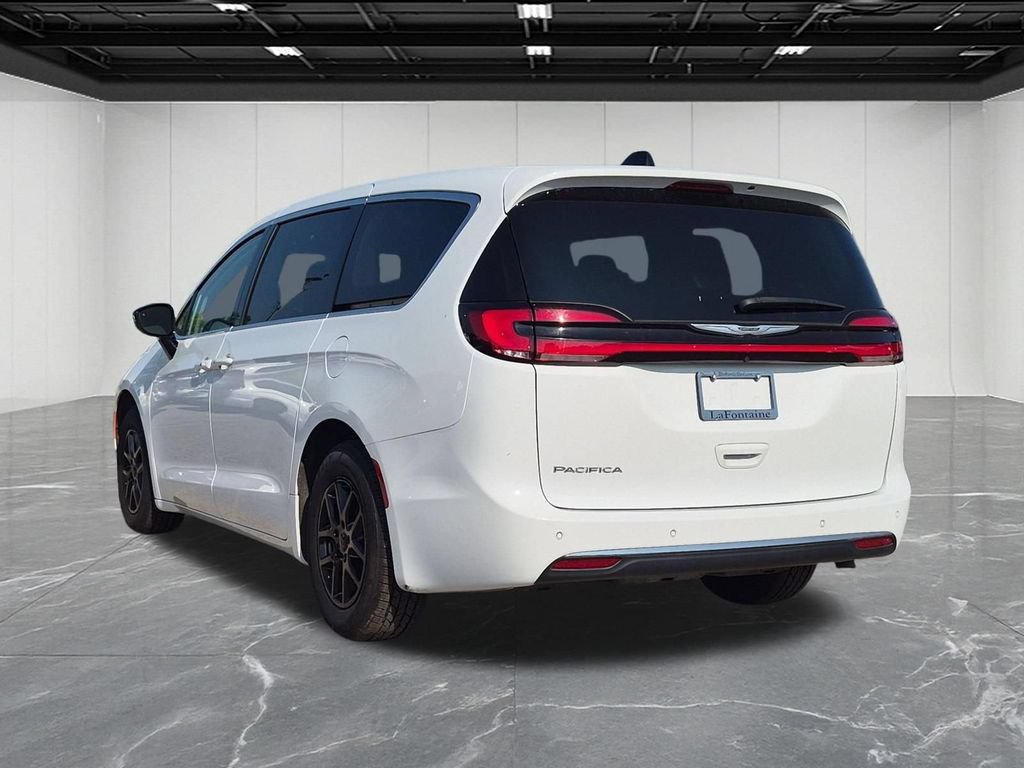 Used 2024 Chrysler Pacifica Touring-L FWD image 3