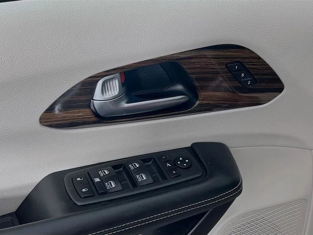 Used 2021 Chrysler Pacifica Limited image 19
