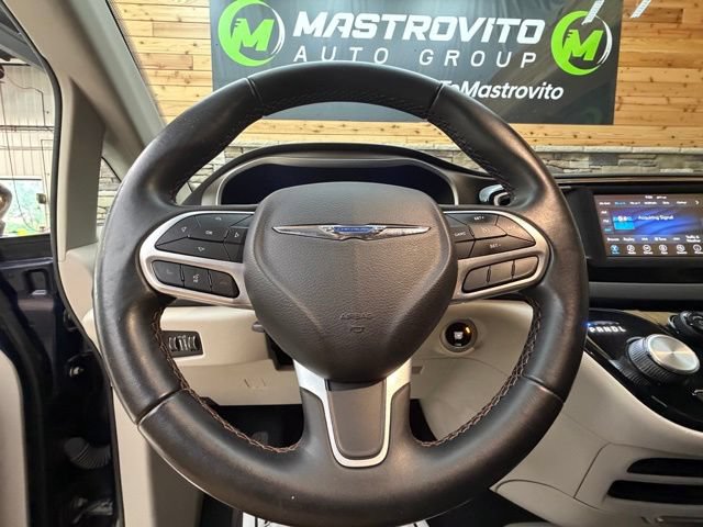 Used 2018 Chrysler Pacifica Touring-L FWD image 21