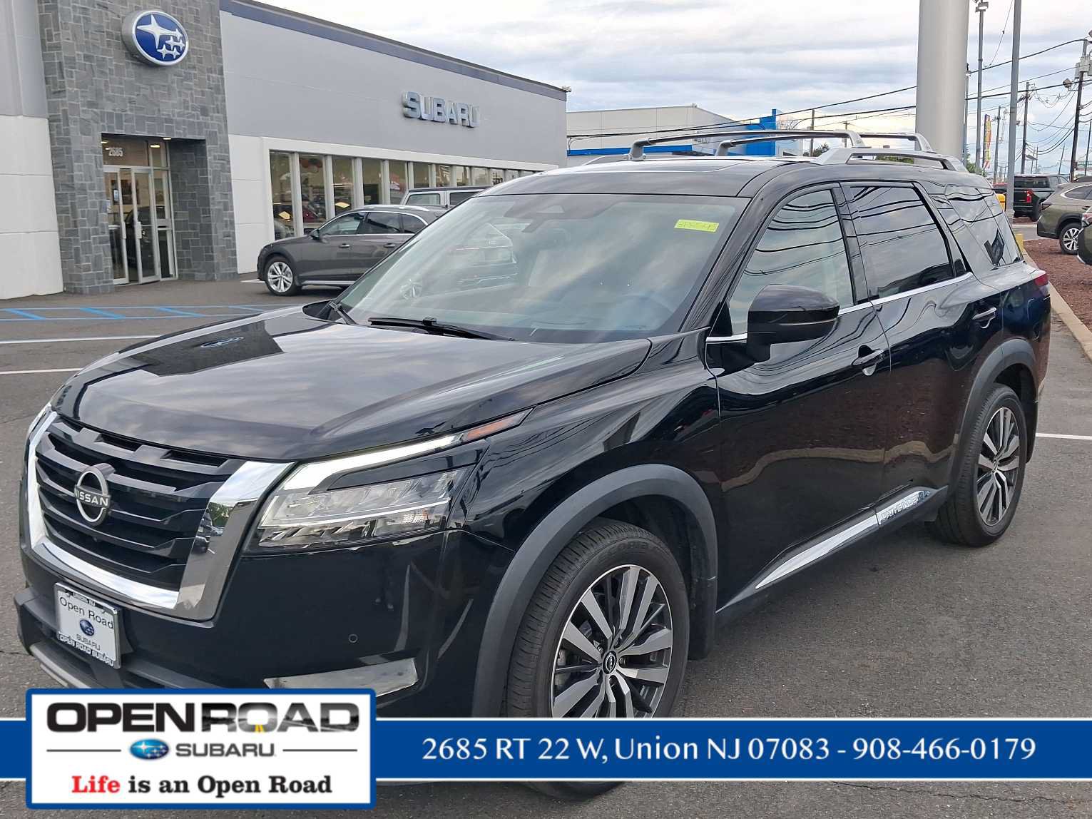 Used 2022 Nissan Pathfinder Platinum w/ Cargo Package AWD/4WD image 3