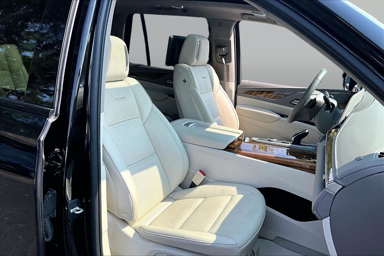 Used 2024 Cadillac Escalade Sport Platinum w/ LPO, ONYX Package AWD/4WD image 9
