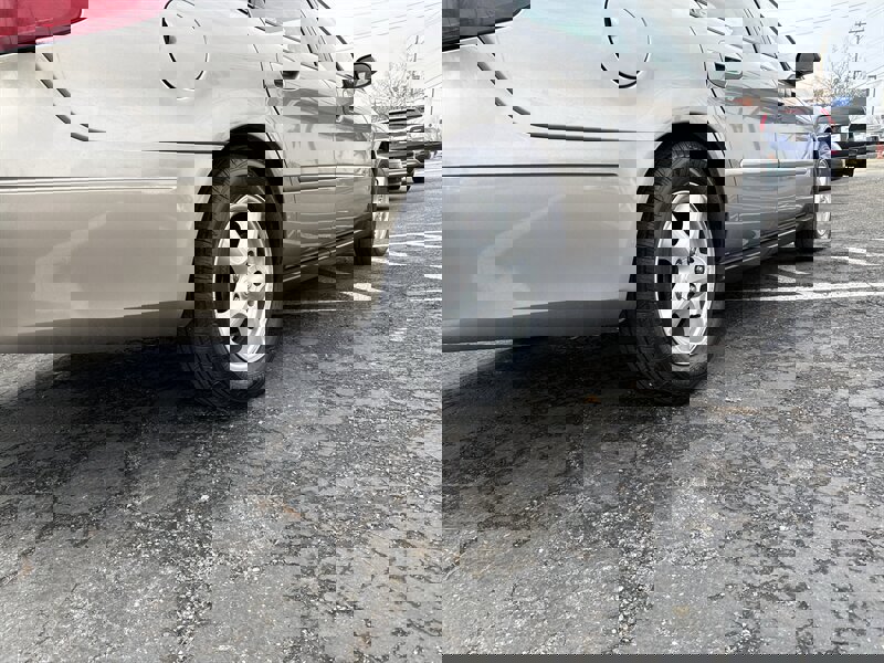 Used 2003 Ford Taurus SE image 5