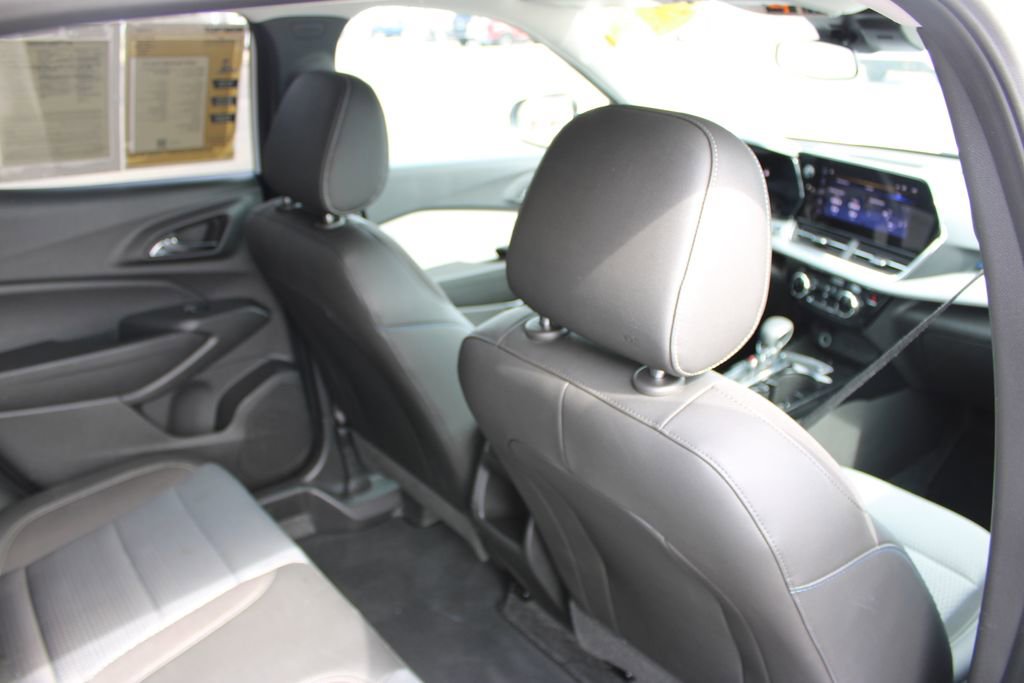 Used 2025 Chevrolet Trax LT w/ LT Convenience Package image 29
