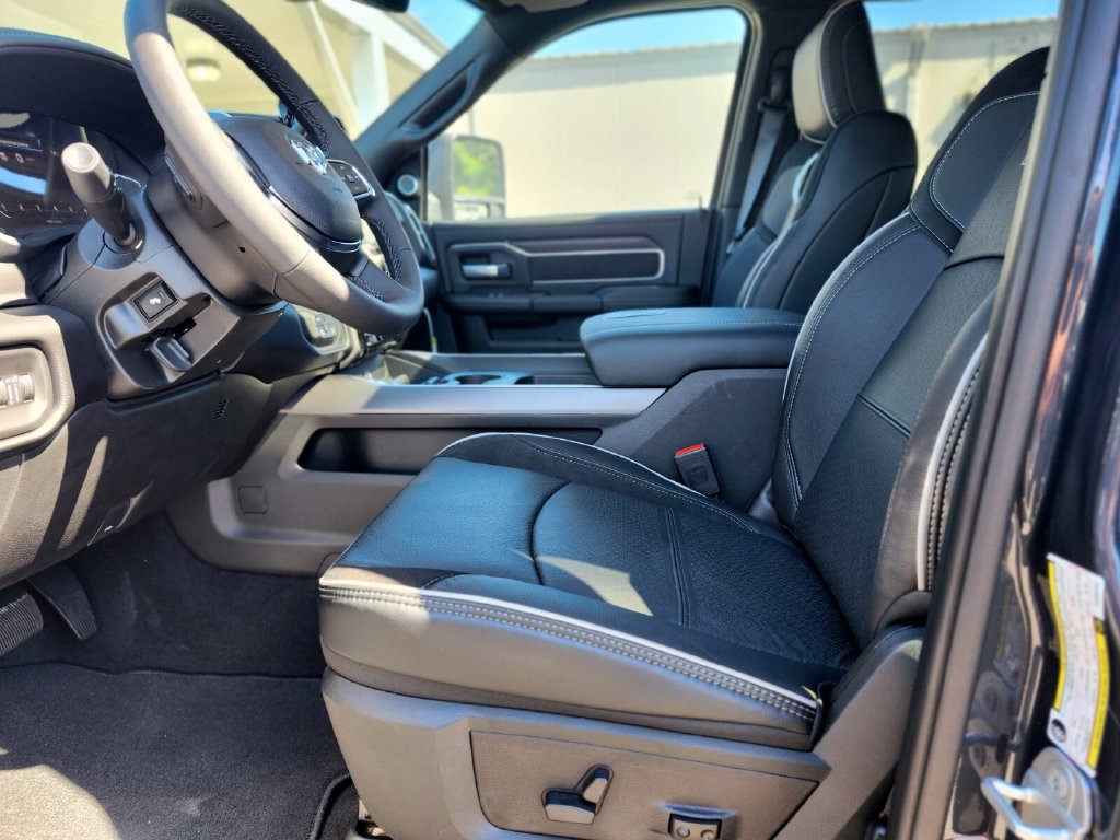 New 2026 RAM 2500 Laramie AWD/4WD image 18