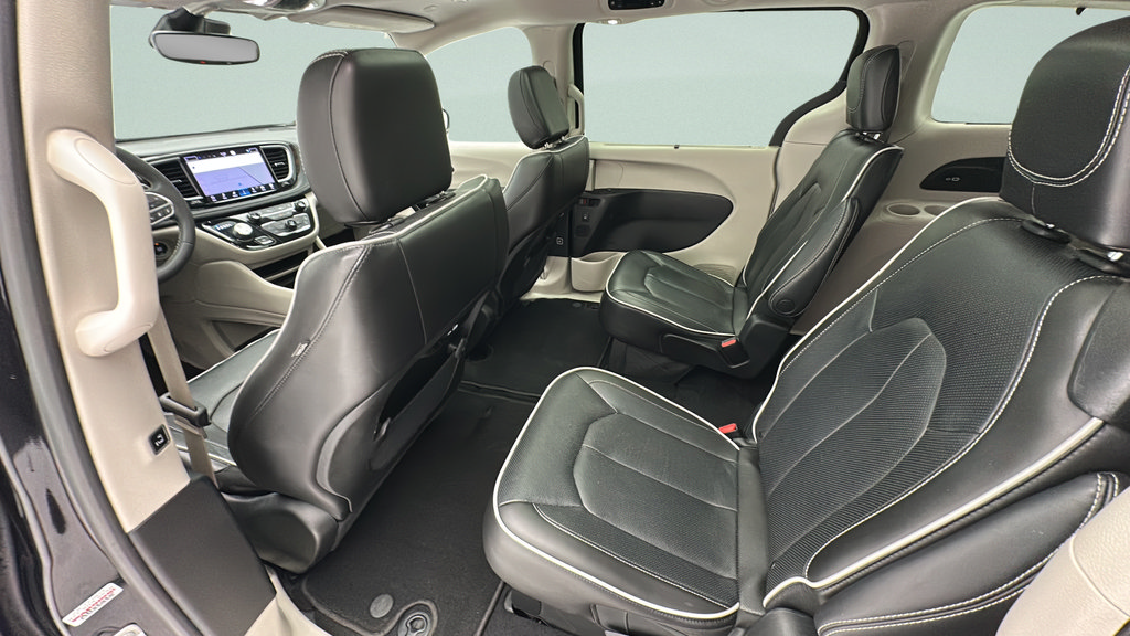 Used 2023 Chrysler Pacifica Limited FWD image 11