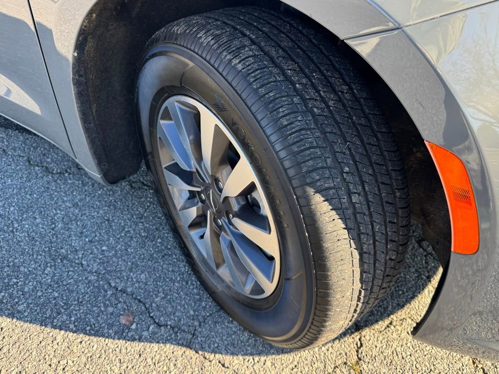 Used 2022 Chrysler Pacifica Touring-L image 44