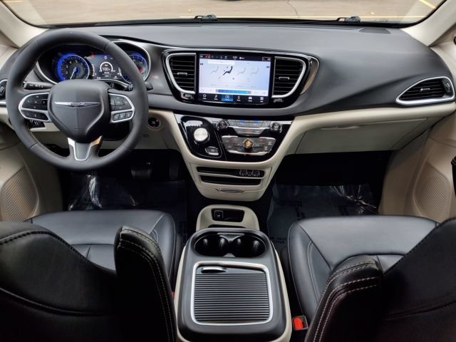 Used 2024 Chrysler Pacifica Touring-L FWD image 6