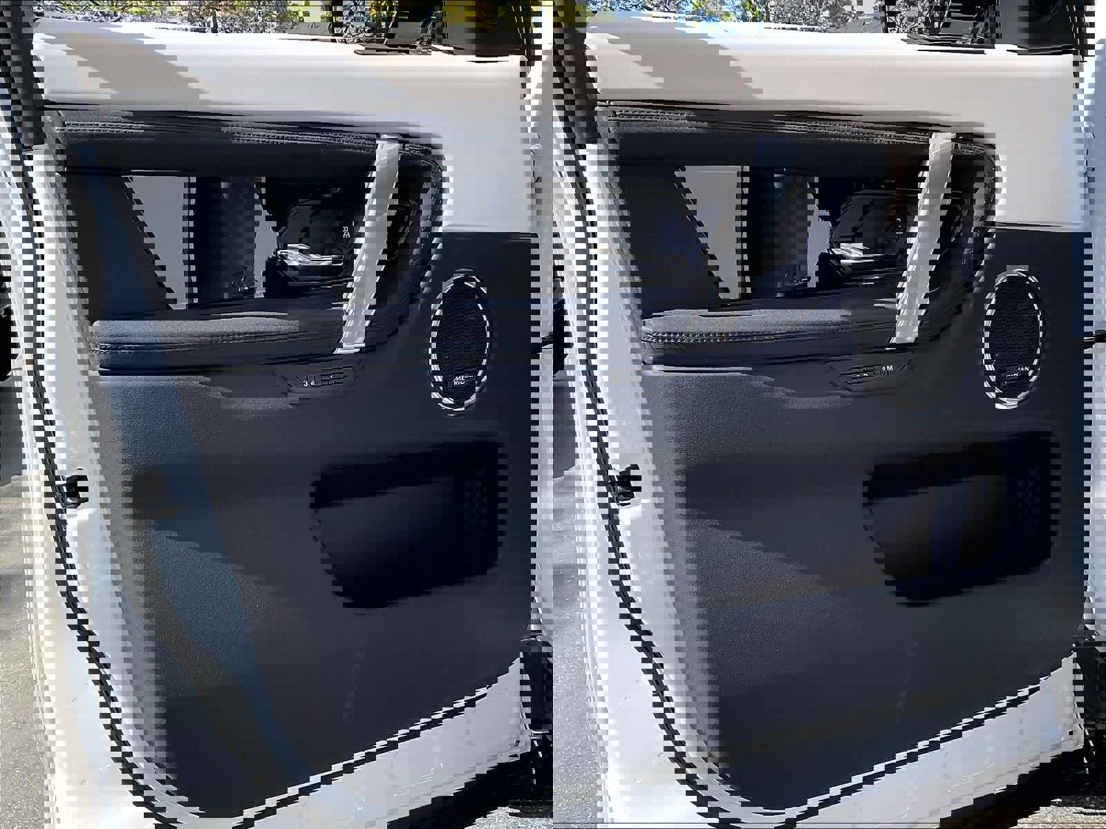 Used 2025 Land Rover Discovery Sport S image 24