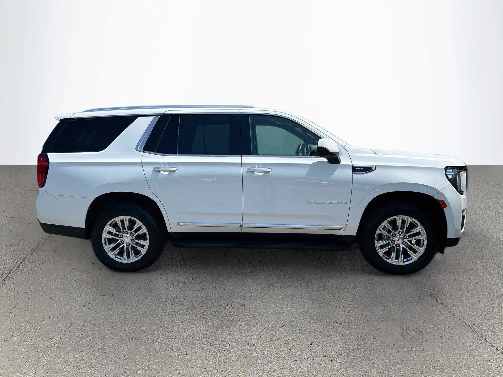 Used 2024 GMC Yukon SLT AWD/4WD image 3