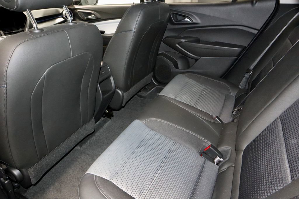 Used 2025 Chevrolet Trax LT w/ LT Convenience Package FWD image 20