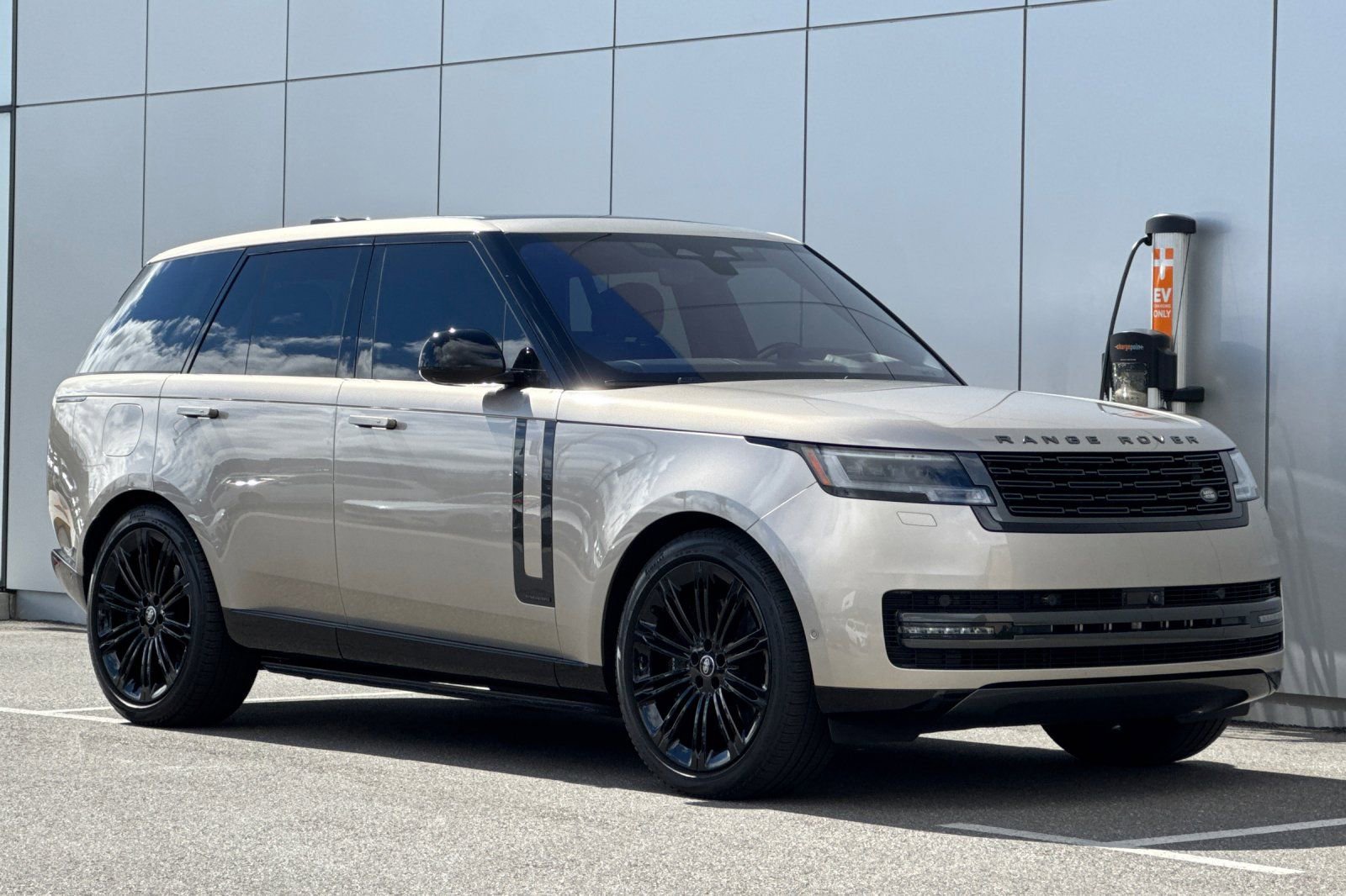 Used 2023 Land Rover Range Rover Autobiography image 7