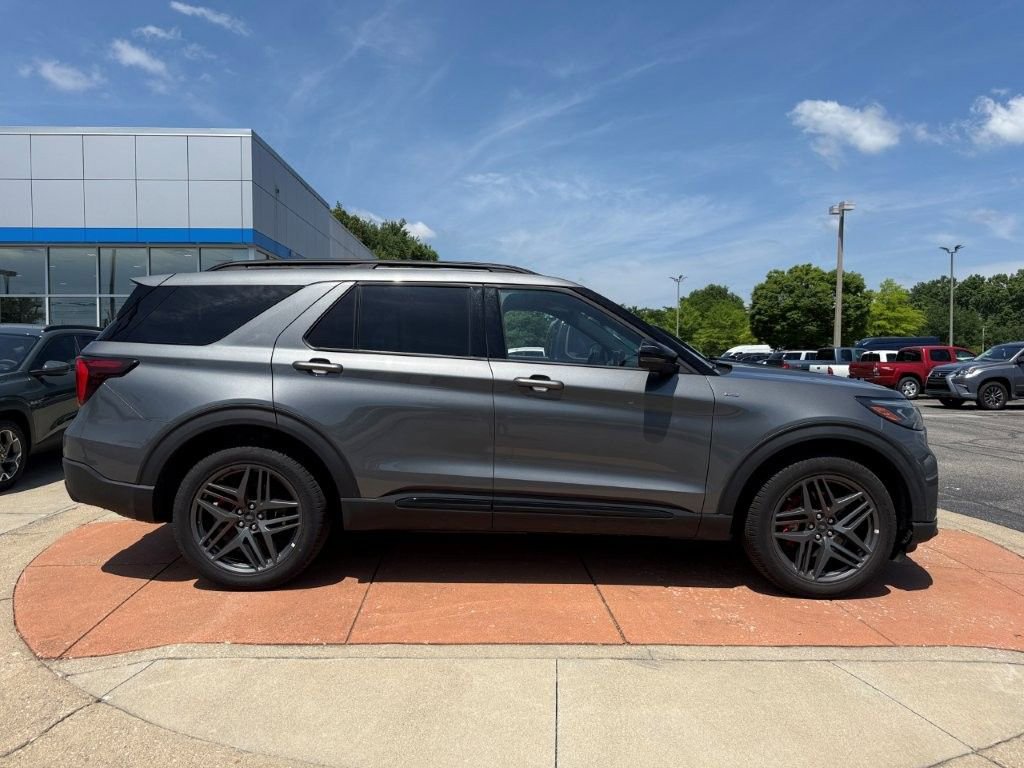 Used 2025 Ford Explorer ST-Line w/ ST-Line Street Pack AWD/4WD image 7