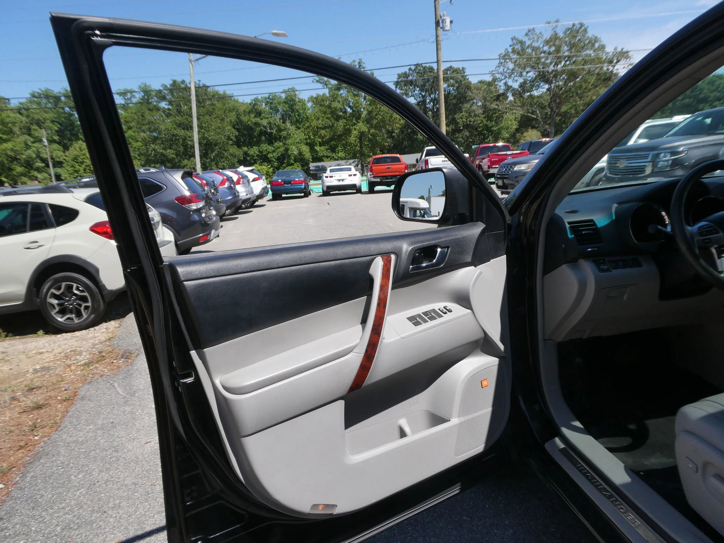 Used 2012 Toyota Highlander Limited w/ Tow Pkg FWD image 12