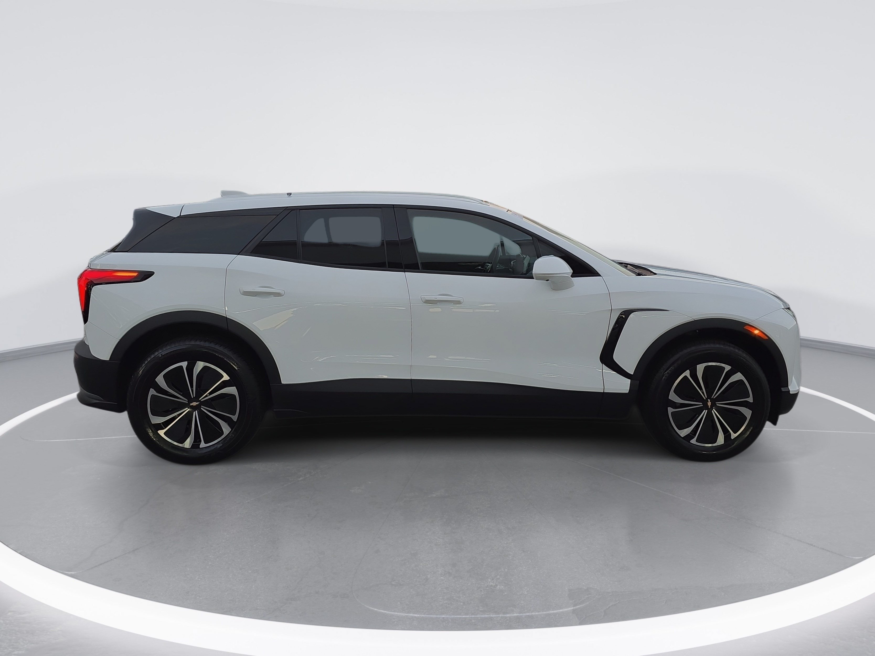 Used 2024 Chevrolet Blazer EV LT AWD/4WD image 2