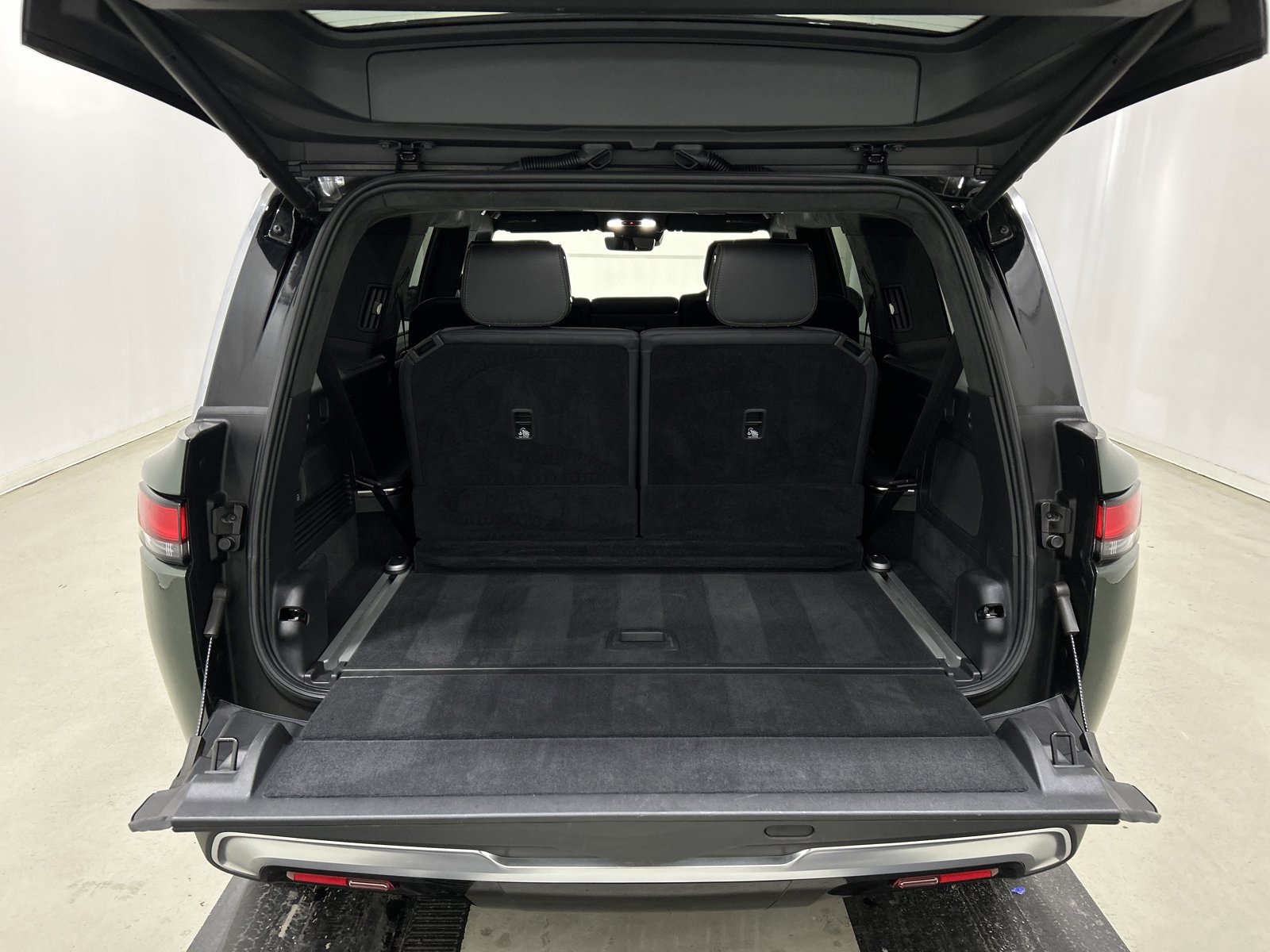 Used 2023 Rivian R1S Adventure image 15