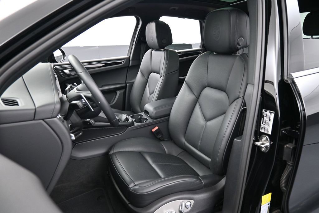 Certified 2026 Porsche Macan AWD/4WD image 5