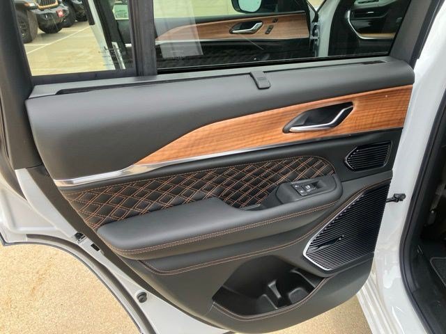 New 2026 Jeep Grand Cherokee Summit AWD/4WD image 22