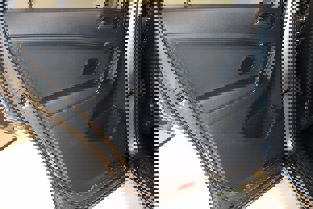 Used 2021 Volkswagen Tiguan SE w/ Panoramic Sunroof Package image 48