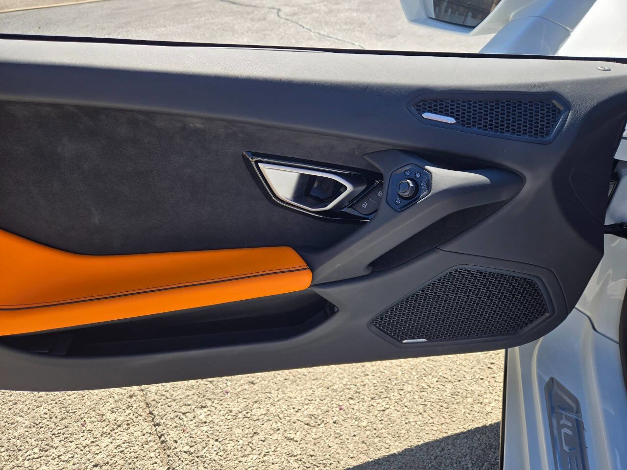 Used 2024 Lamborghini Huracan EVO image 30