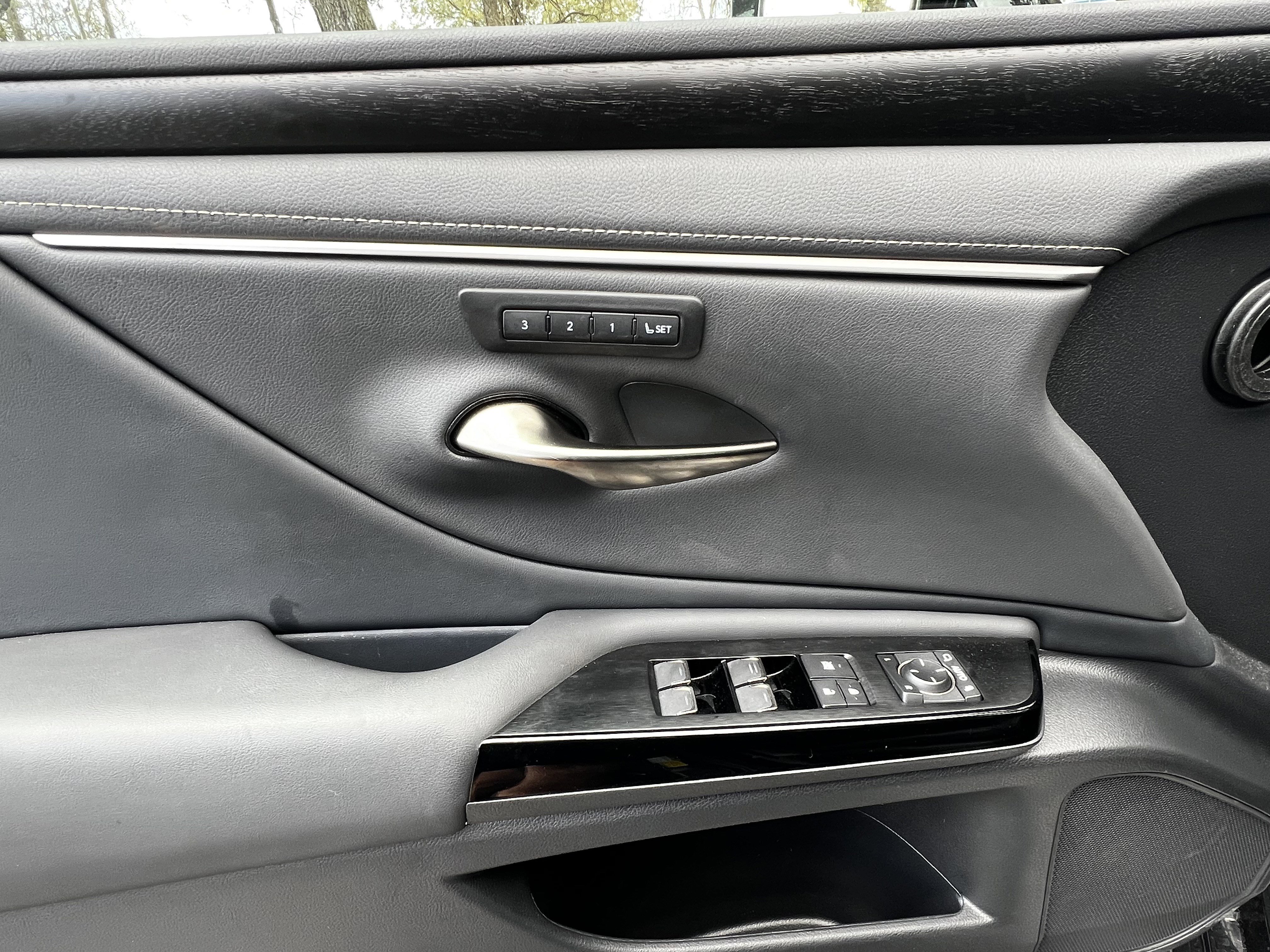 Certified 2025 Lexus ES 350 w/ Premium Package image 13