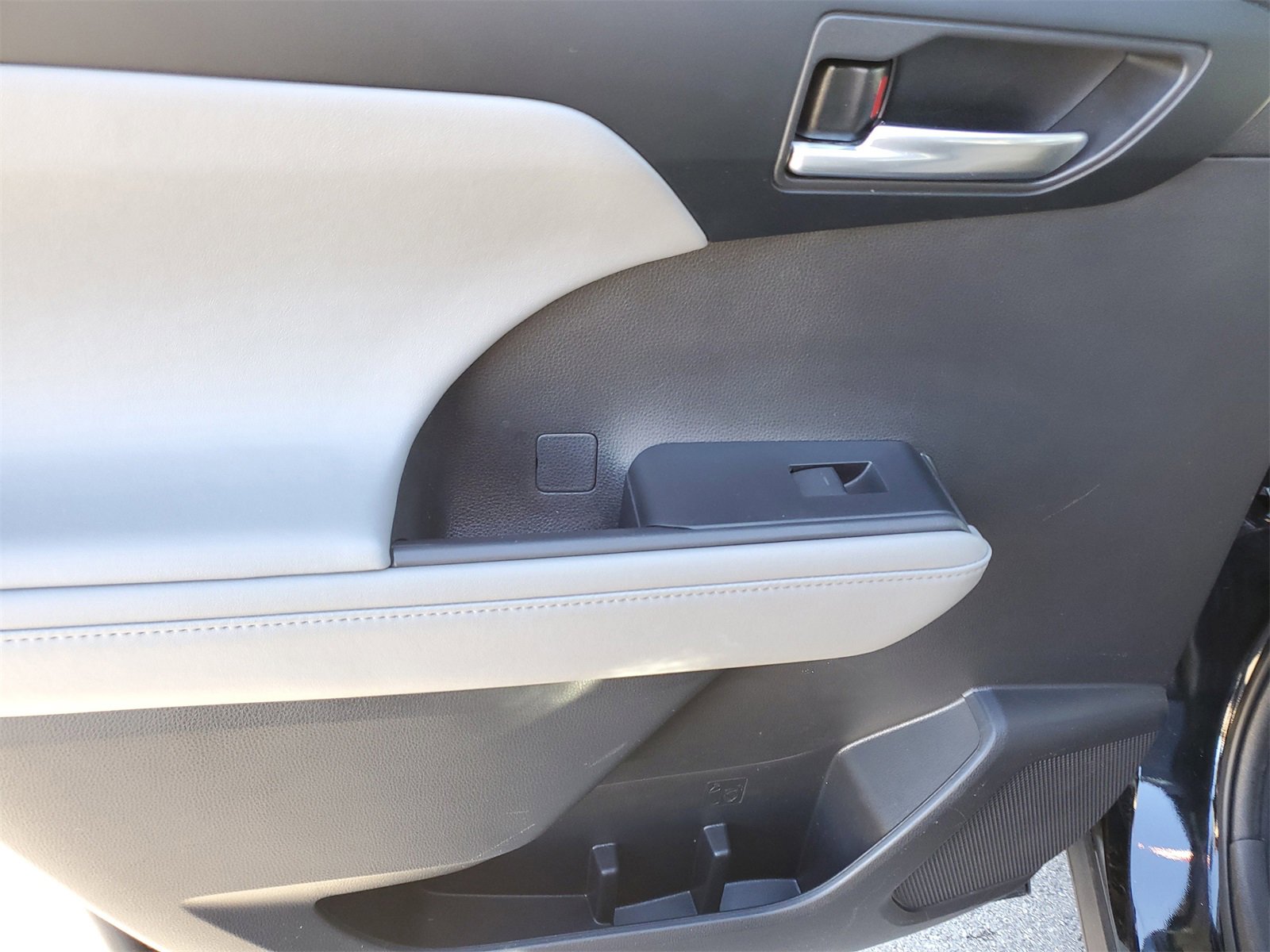 Certified 2023 Toyota Highlander XLE image 17