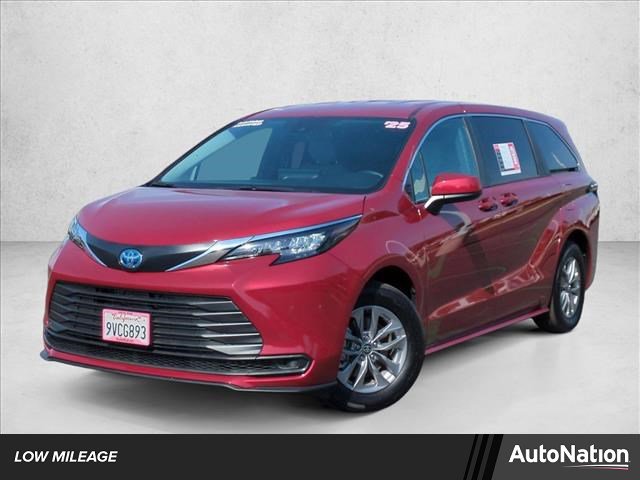 Used 2025 Toyota Sienna LE image 1