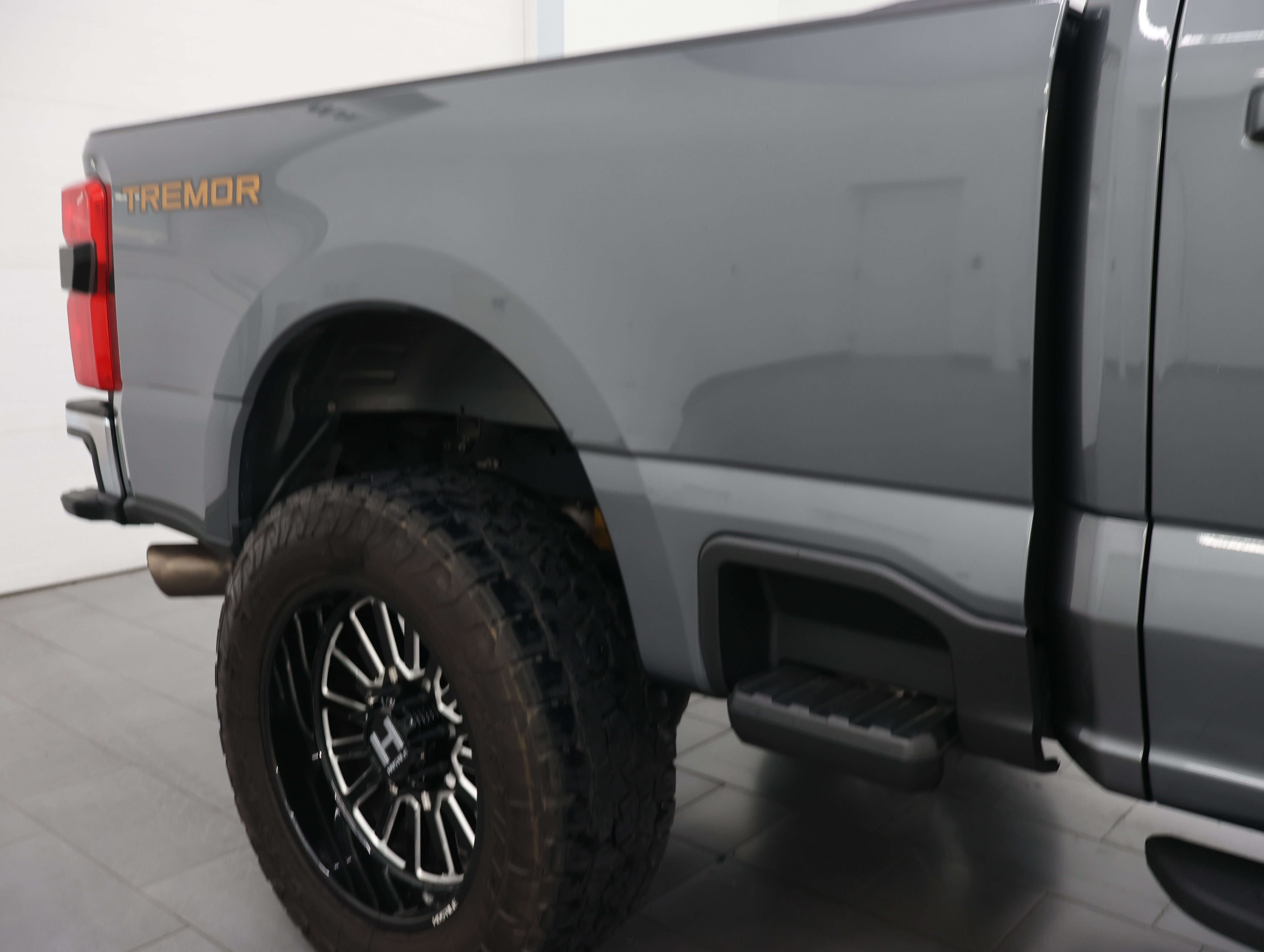 Used 2024 Ford F350 Lariat w/ Tremor Off-Road Package AWD/4WD image 28