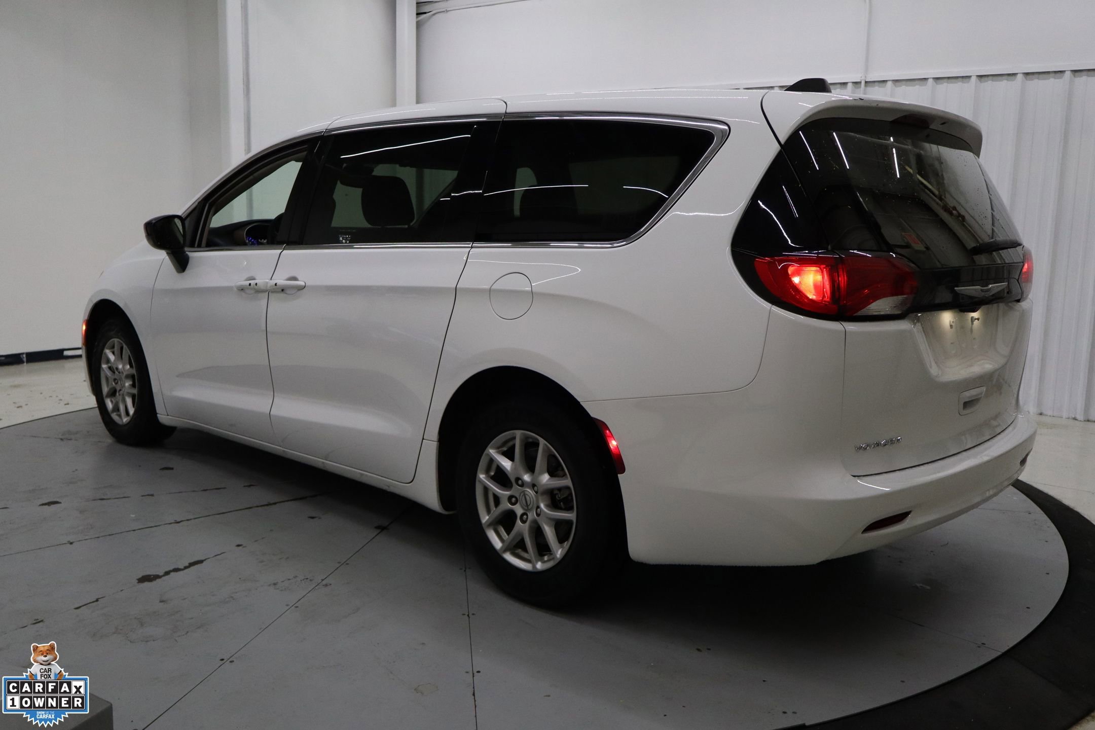 Used 2024 Chrysler Voyager LX image 8