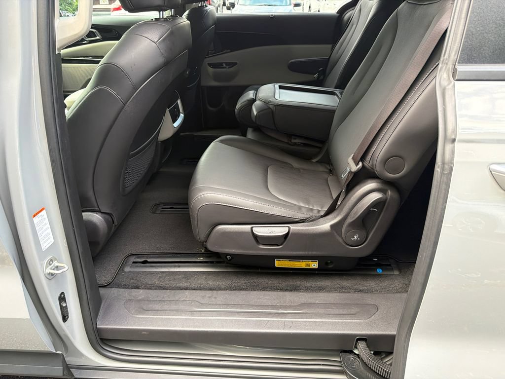 Used 2024 Kia Carnival EX FWD image 20