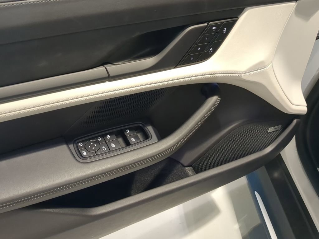 Used 2022 Porsche Taycan 4S image 15