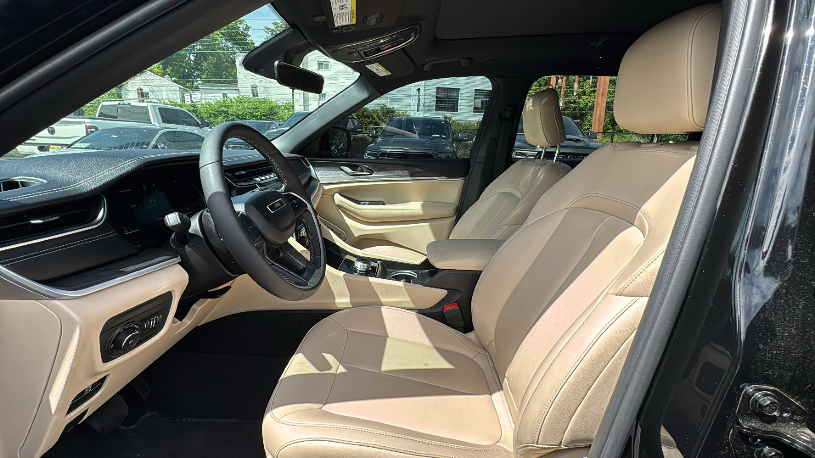 Certified 2025 Jeep Grand Cherokee L Limited w/ Black Appearance Package AWD/4WD image 14