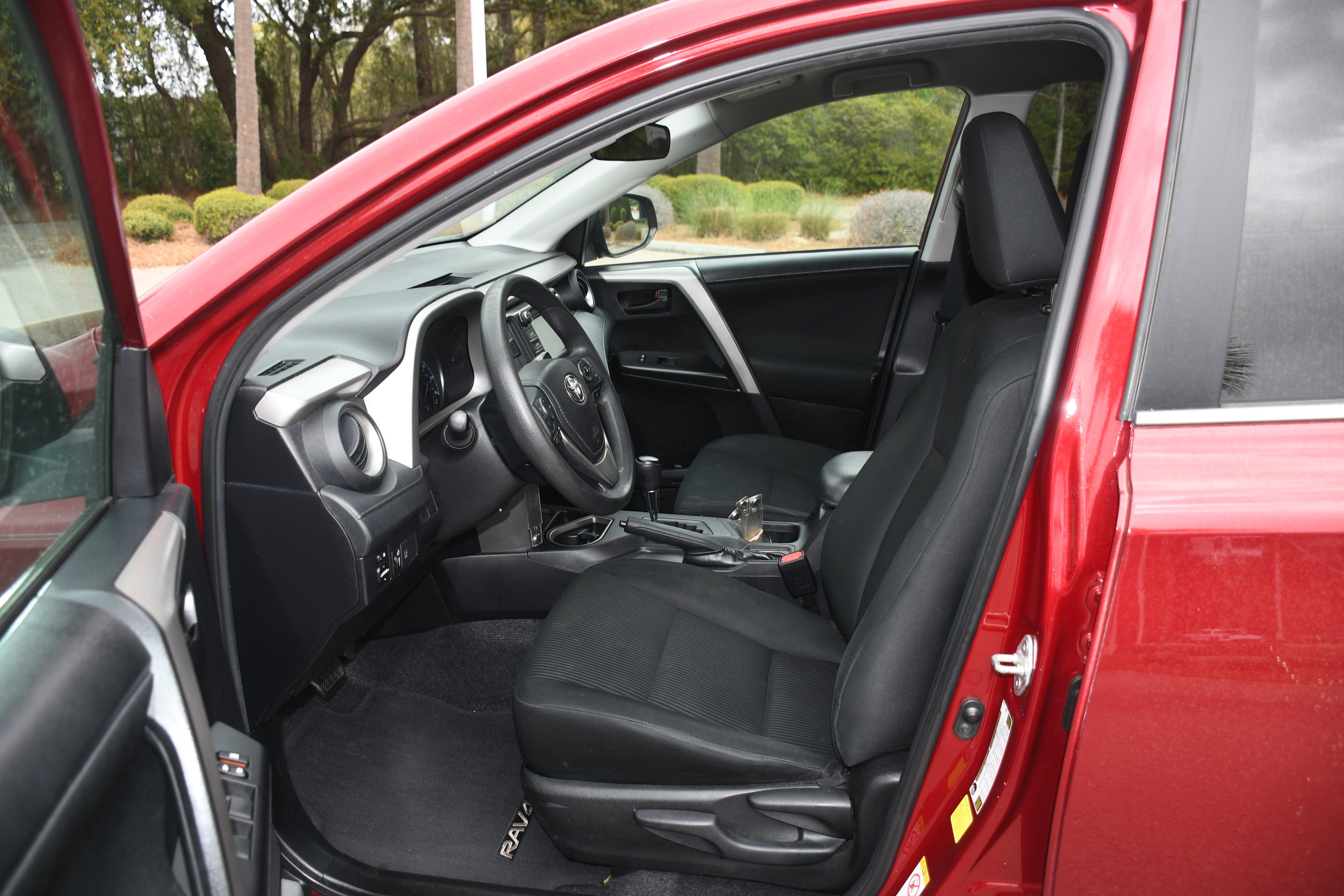 Used 2018 Toyota RAV4 LE FWD image 7