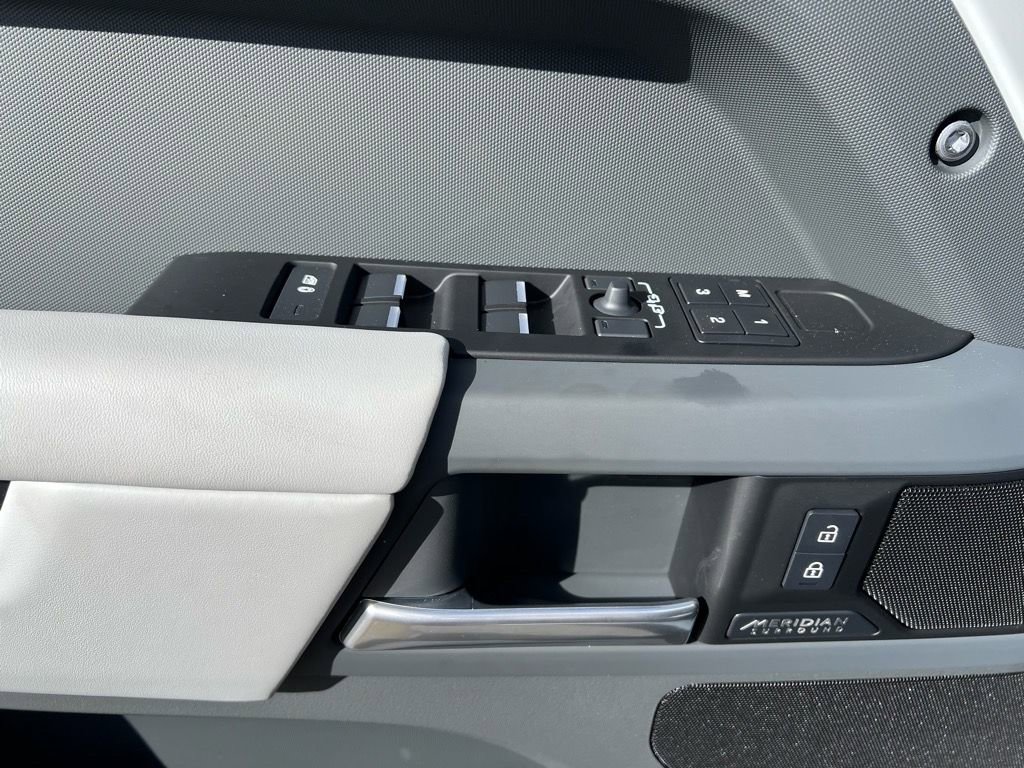 New 2025 Land Rover Defender 110 X-Dynamic SE image 11