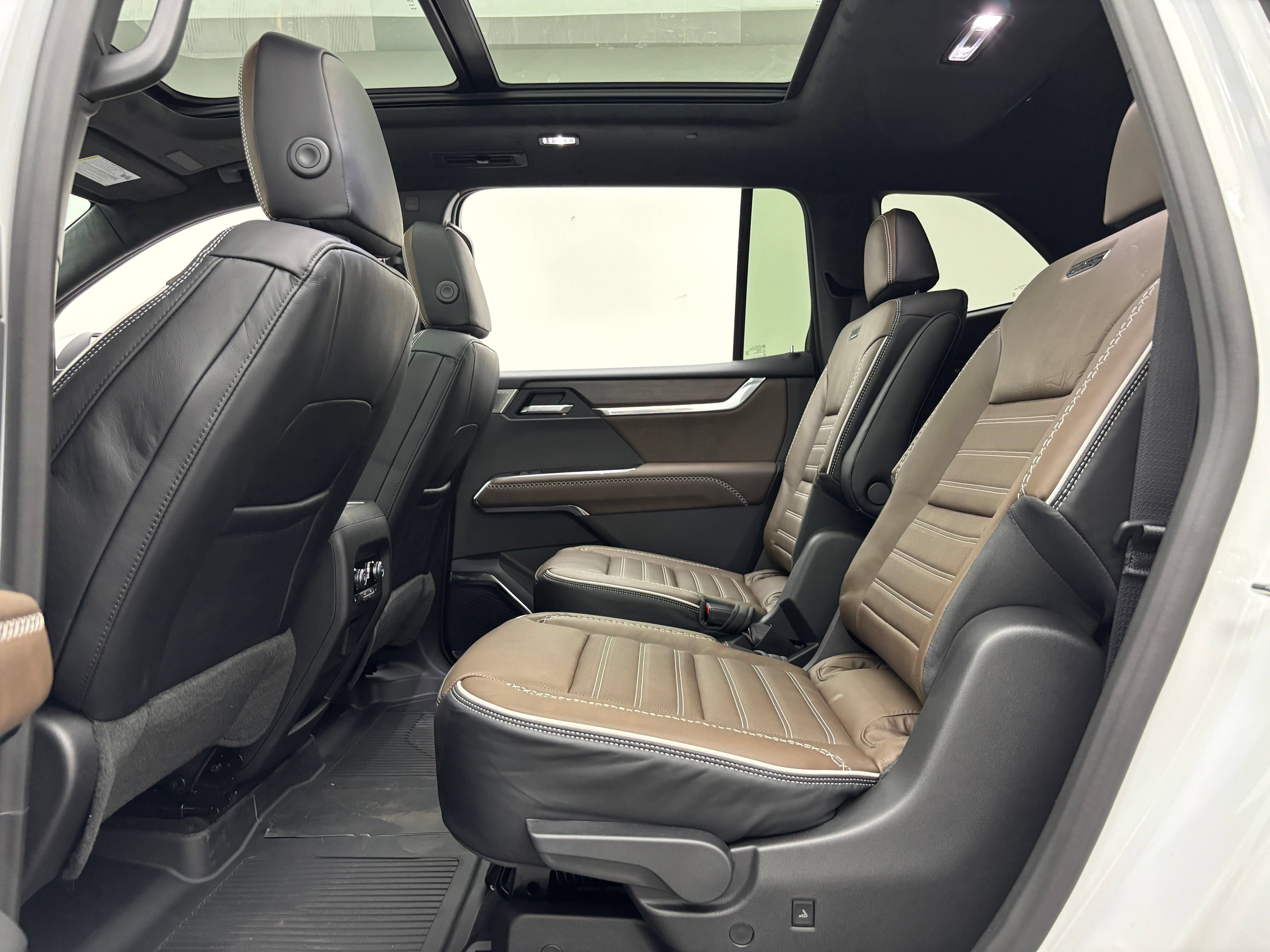 New 2026 GMC Acadia Denali Ultimate w/ LPO, Floor Liner Package AWD/4WD image 46