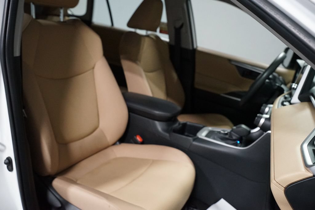 Certified 2025 Toyota RAV4 LE AWD/4WD image 27