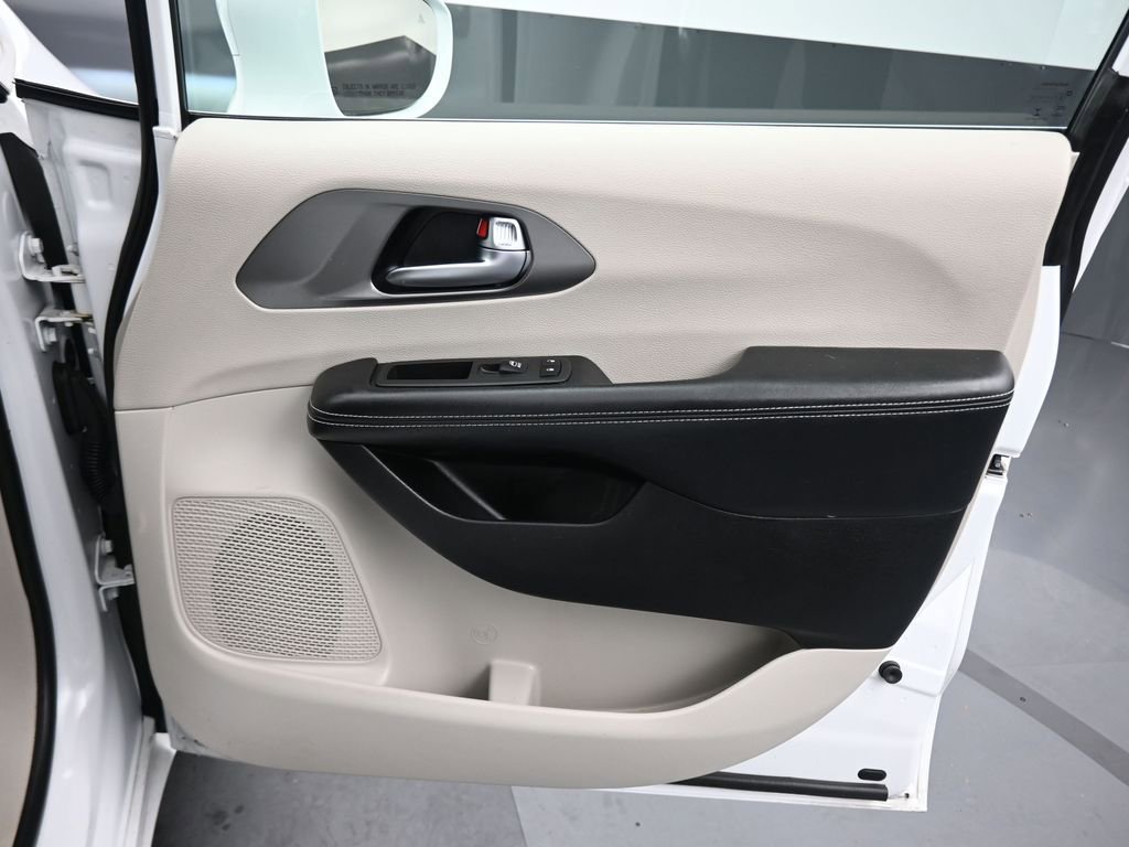 Used 2022 Chrysler Pacifica Touring-L image 56