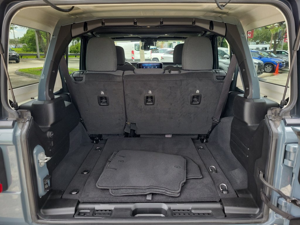 Used 2025 Jeep Wrangler Unlimited Rubicon AWD/4WD image 9