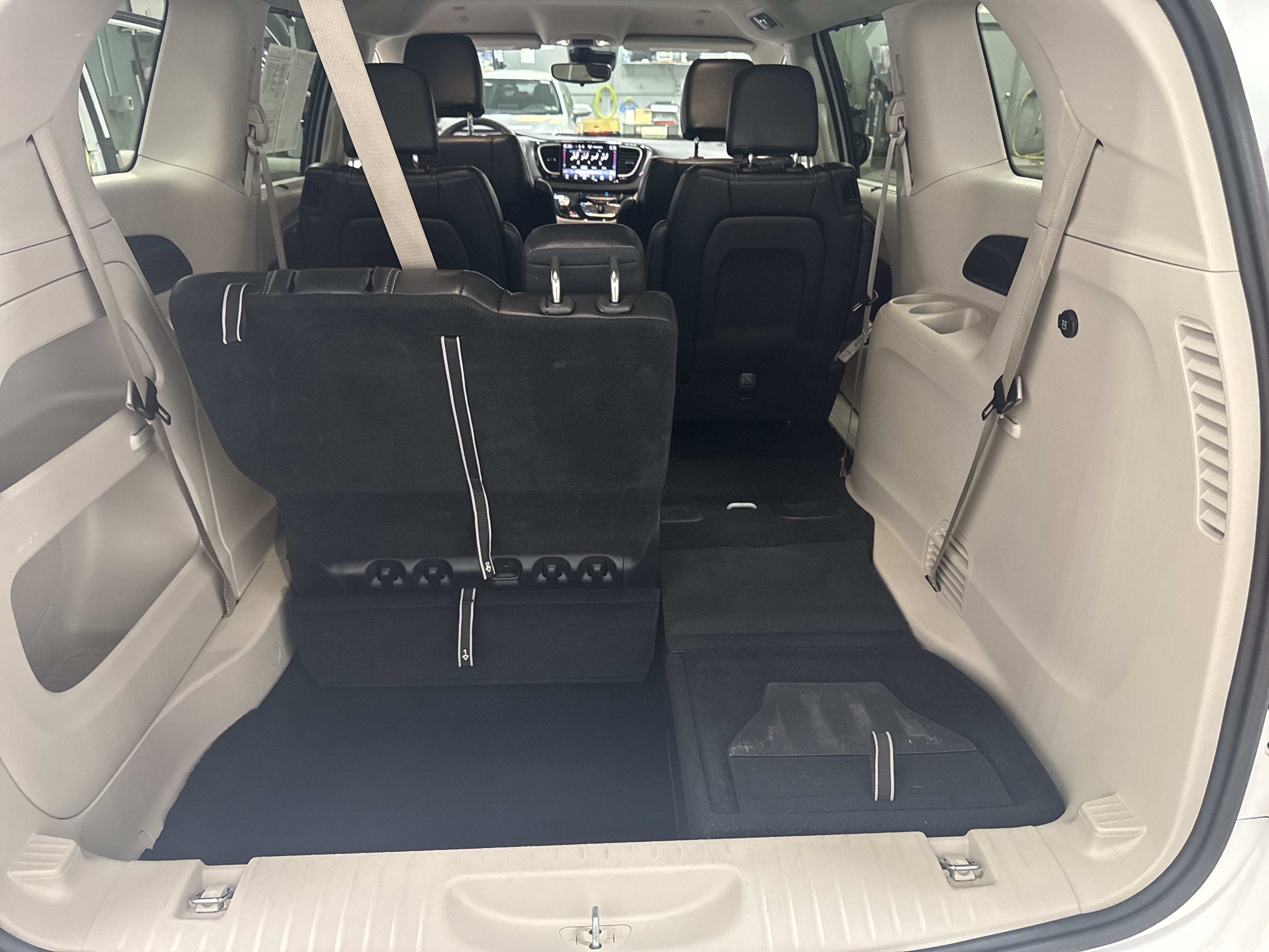 Used 2024 Chrysler Pacifica Touring-L FWD image 35
