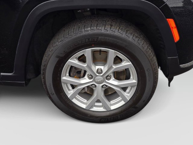 Used 2023 Jeep Grand Cherokee L Limited AWD/4WD image 9