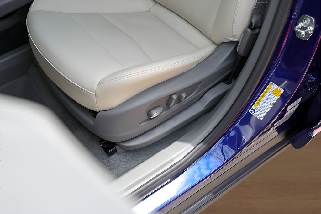 Certified 2025 Cadillac XT6 Premium Luxury w/ Technology Package FWD image 8