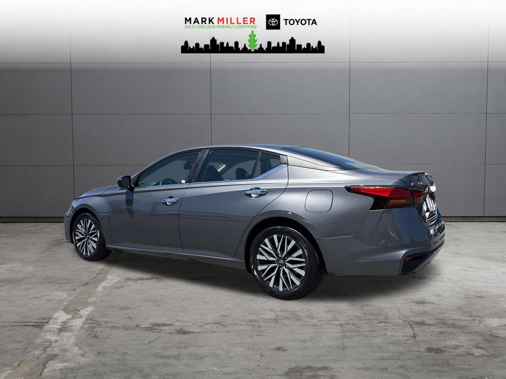 Used 2025 Nissan Altima 2.5 SV FWD image 3