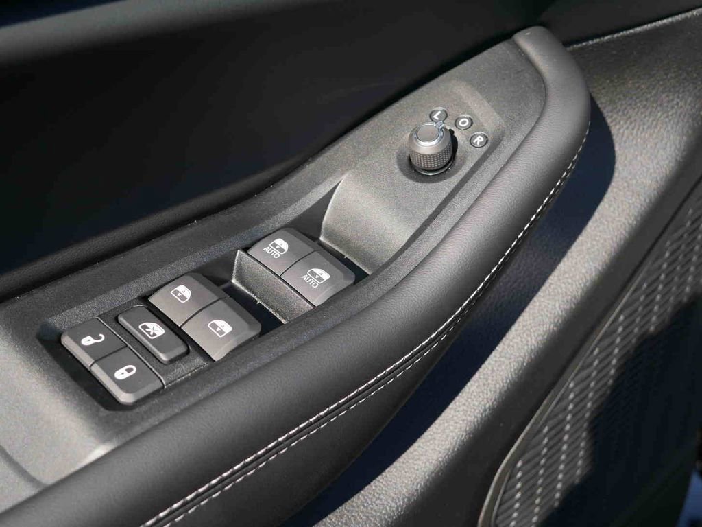 New 2025 Jeep Grand Cherokee Altitude image 27