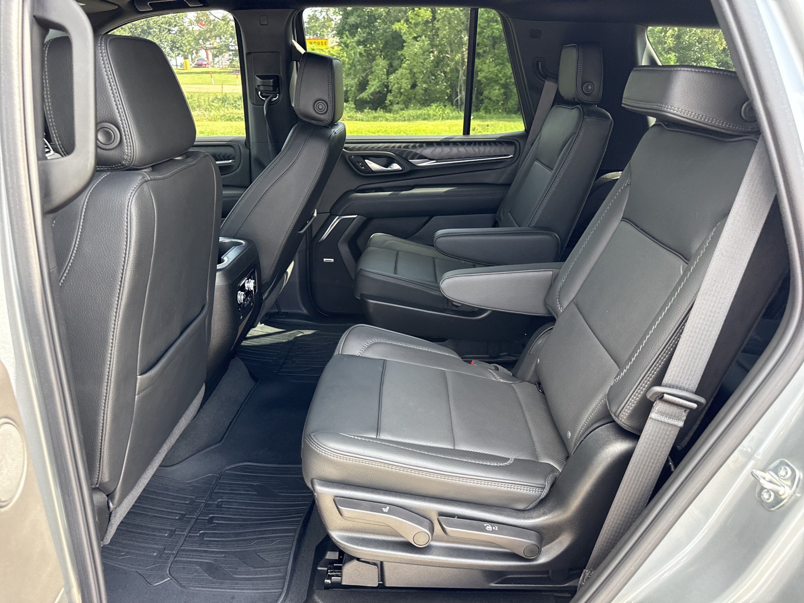 Used 2024 GMC Yukon Denali AWD/4WD image 14